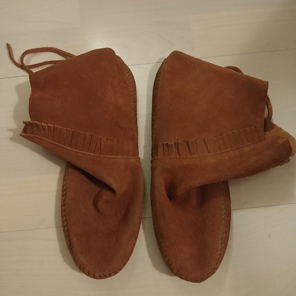 size 8 Minnetonka moccassings - Picture 2 of 6